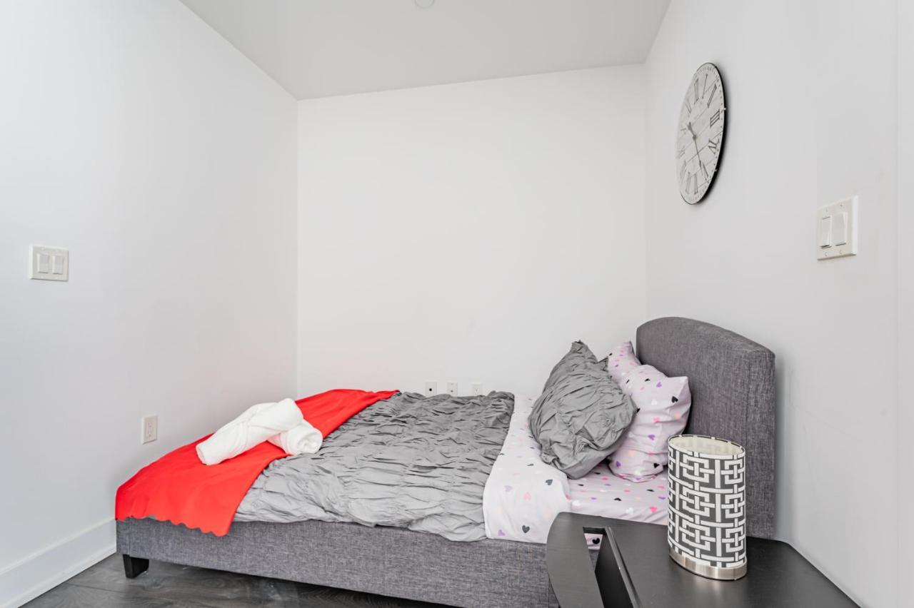 Condo In Parklawn & Lake Shore With Free Parking Close To Airport Toronto Zewnętrze zdjęcie