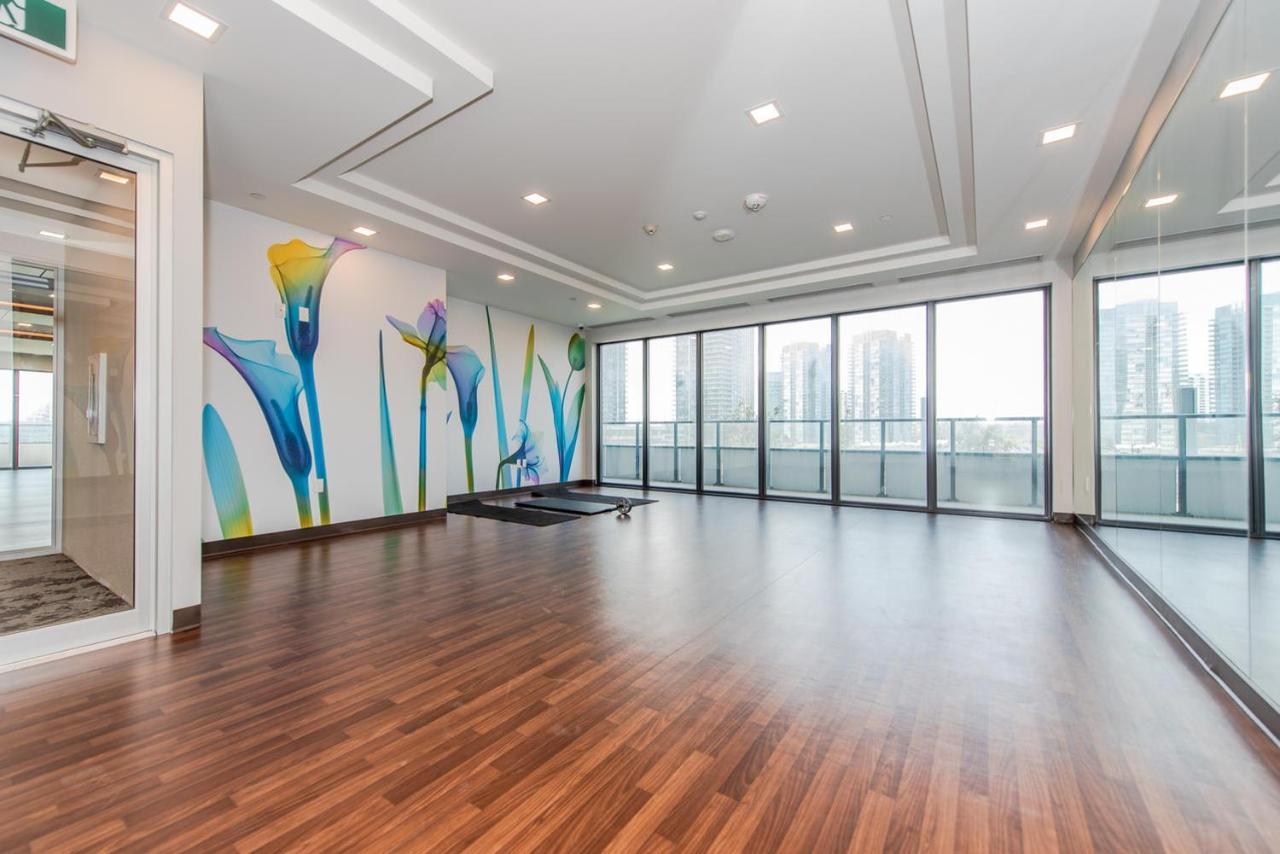 Condo In Parklawn & Lake Shore With Free Parking Close To Airport Toronto Zewnętrze zdjęcie