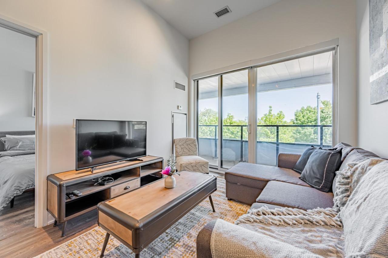Condo In Parklawn & Lake Shore With Free Parking Close To Airport Toronto Zewnętrze zdjęcie