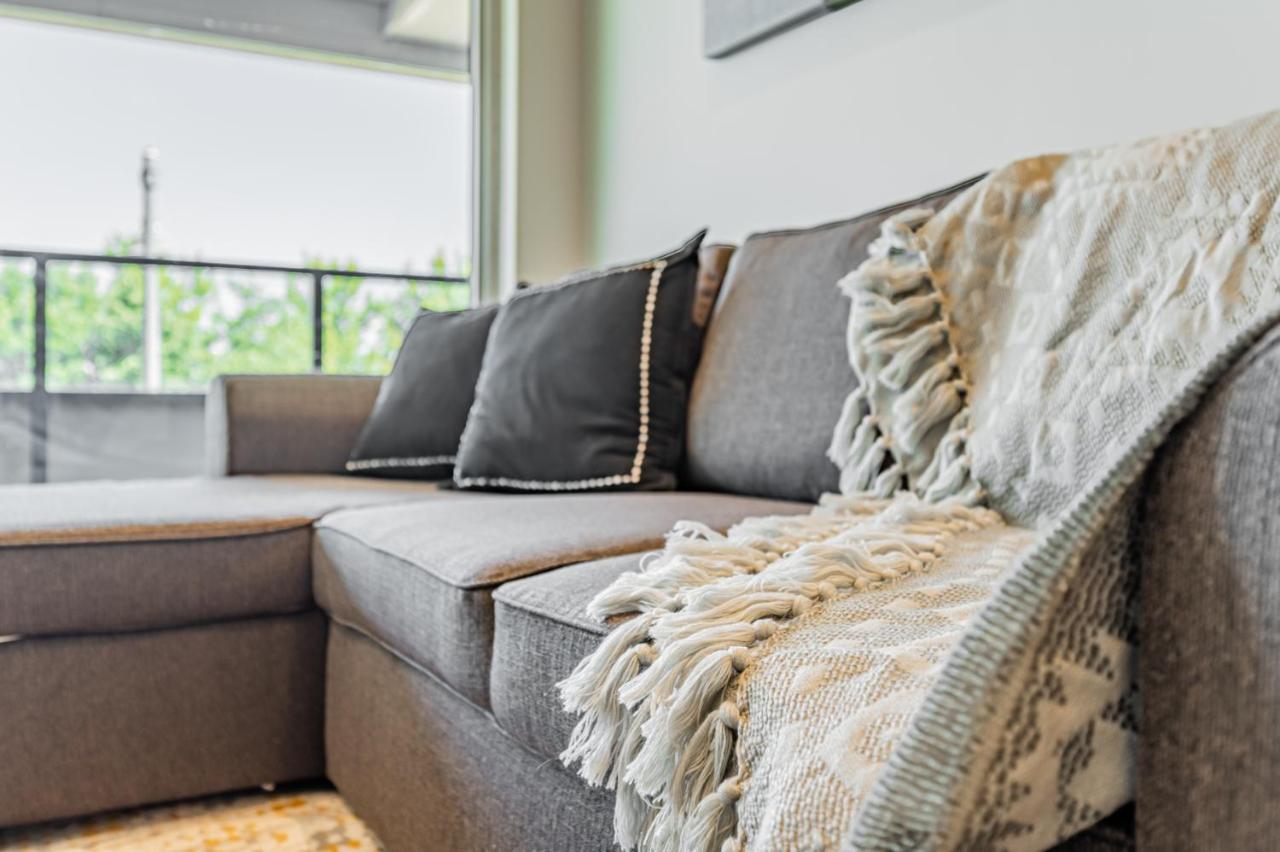 Condo In Parklawn & Lake Shore With Free Parking Close To Airport Toronto Zewnętrze zdjęcie