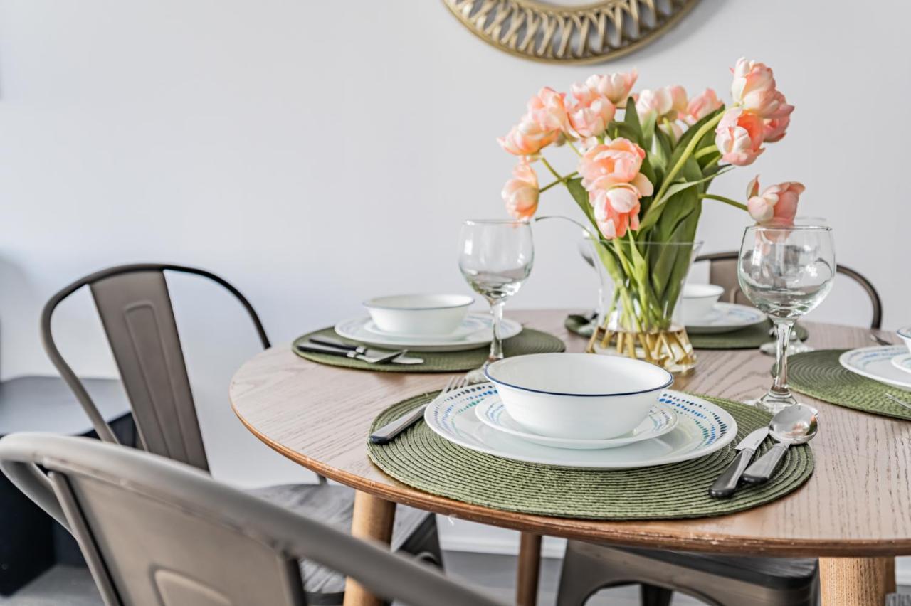 Condo In Parklawn & Lake Shore With Free Parking Close To Airport Toronto Zewnętrze zdjęcie
