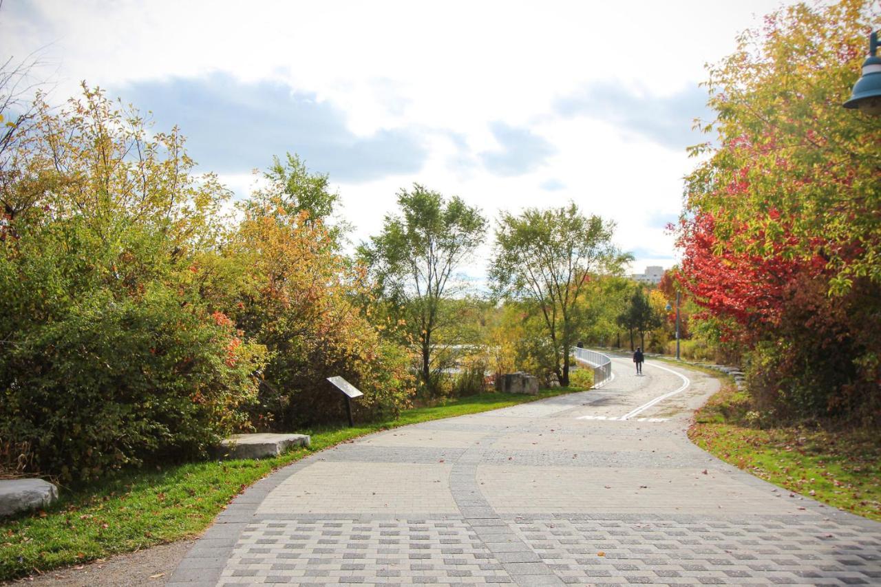 Condo In Parklawn & Lake Shore With Free Parking Close To Airport Toronto Zewnętrze zdjęcie