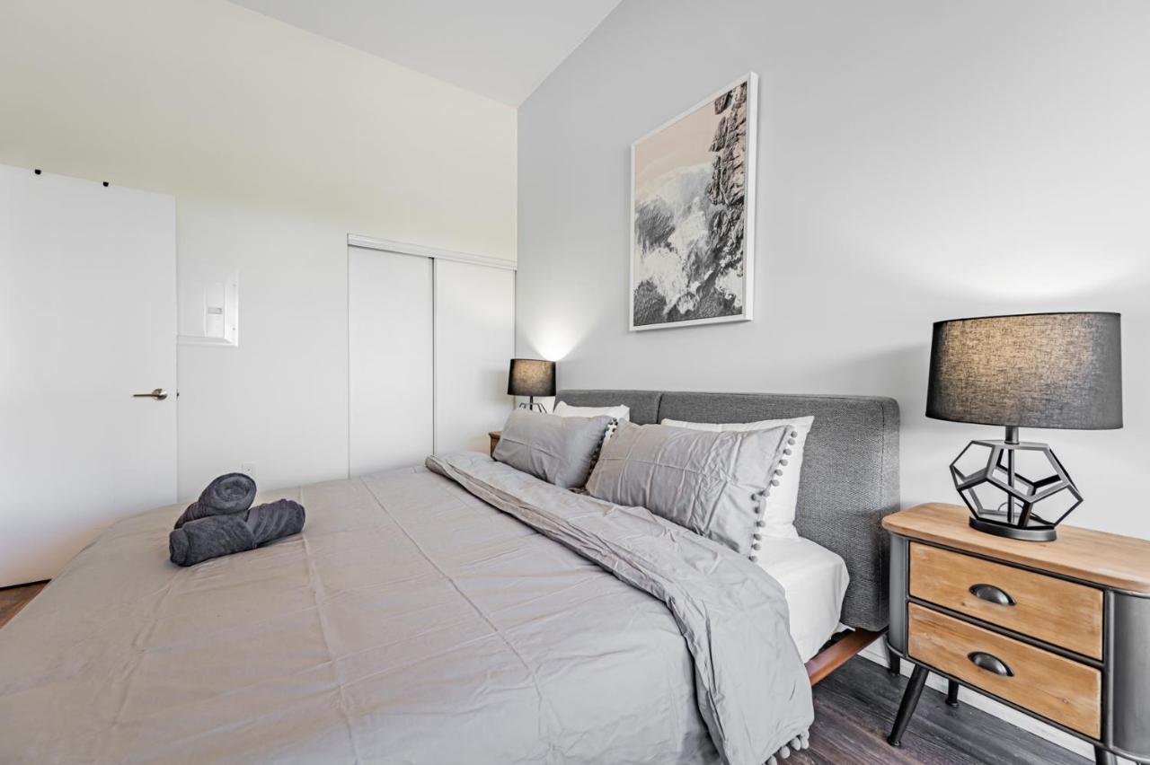 Condo In Parklawn & Lake Shore With Free Parking Close To Airport Toronto Zewnętrze zdjęcie